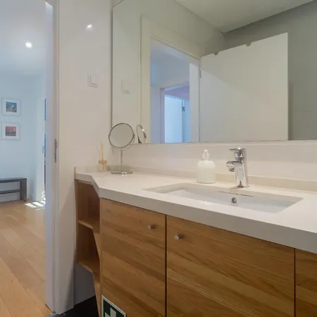 Ldapartments - Spacious Haven W/lift&garage *