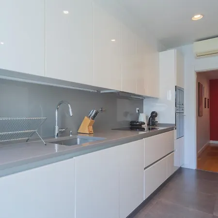 Ldapartments - Spacious Haven W/lift&garage