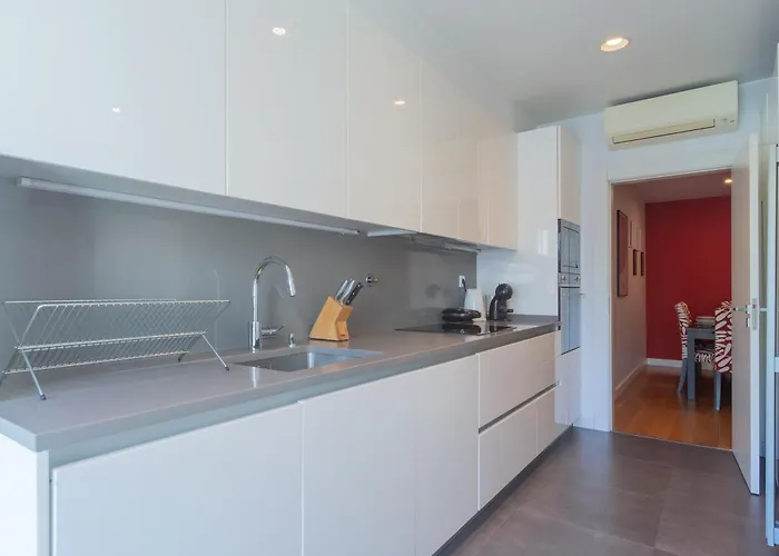 Ldapartments - Spacious Haven W/lift&garage