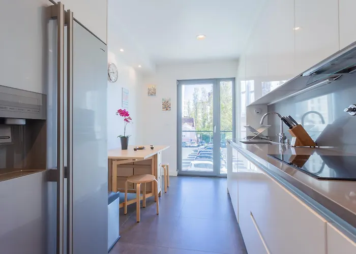 Ldapartments - Spacious Haven W/lift&garage