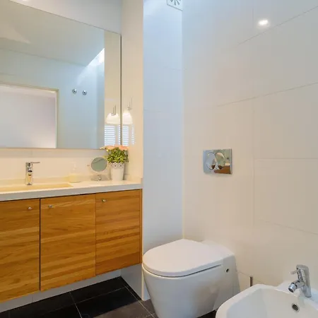 Ldapartments - Spacious Haven W/lift&garage Apartment