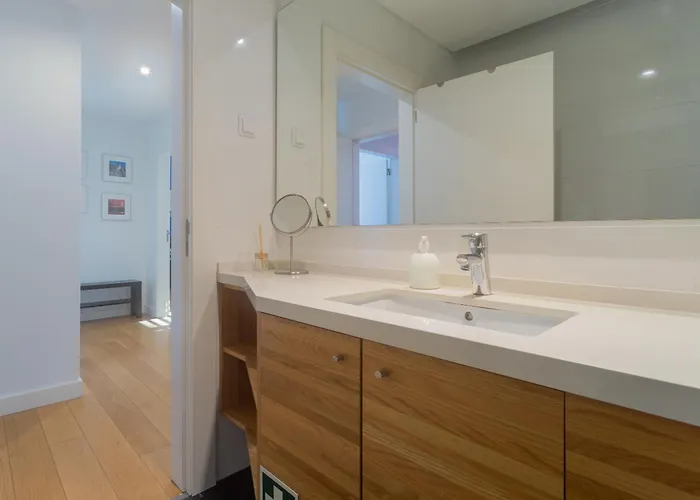 Ldapartments - Spacious Haven W/lift&garage *